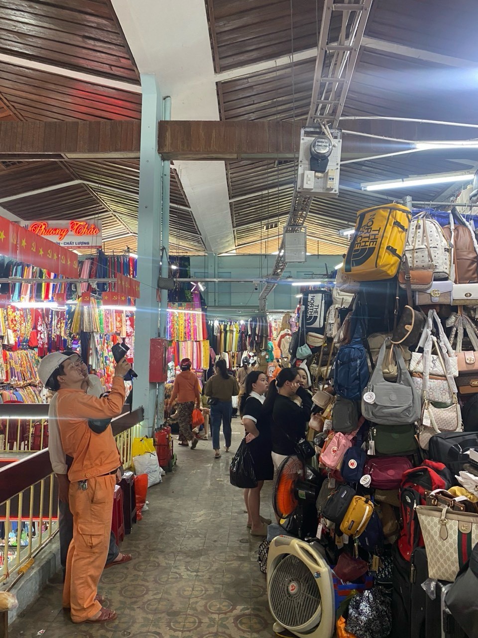 Kiểm tra an toàn điện tại chợ Đông Ba (Thừa Thiên Huế) Kiểm tra an toàn điện tại chợ Đông Ba (Thừa Thiên Huế)