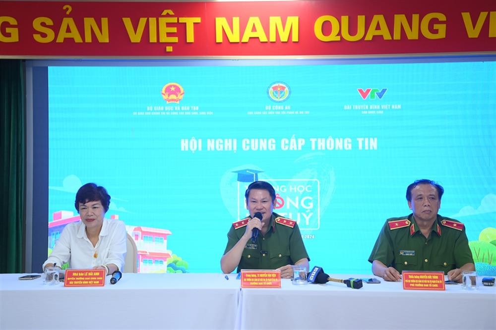 Cầu thủ Đoàn Văn Hậu lan tỏa thông điệp "nói không với ma túy" từ Cuộc thi Trường học không ma túy Cầu thủ Đoàn Văn Hậu lan tỏa thông điệp "nói không với ma túy" từ Cuộc thi Trường học không ma túy