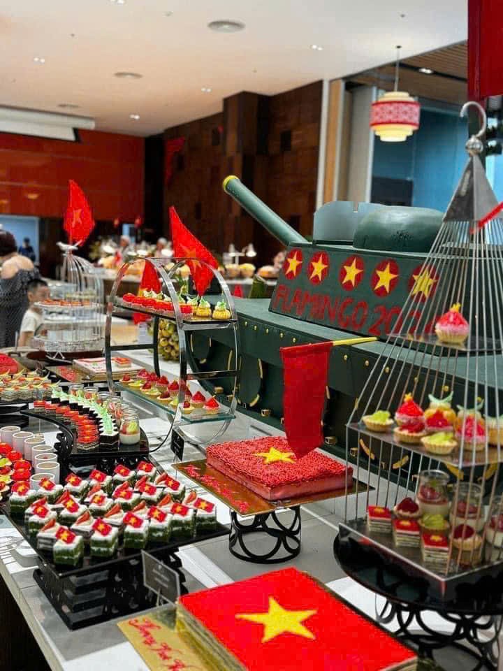 Giới trẻ Hà Nội thi nhau 'săn lùng' đồ uống in hình cờ Tổ quốc Giới trẻ Hà Nội thi nhau 'săn lùng' đồ uống in hình cờ Tổ quốc