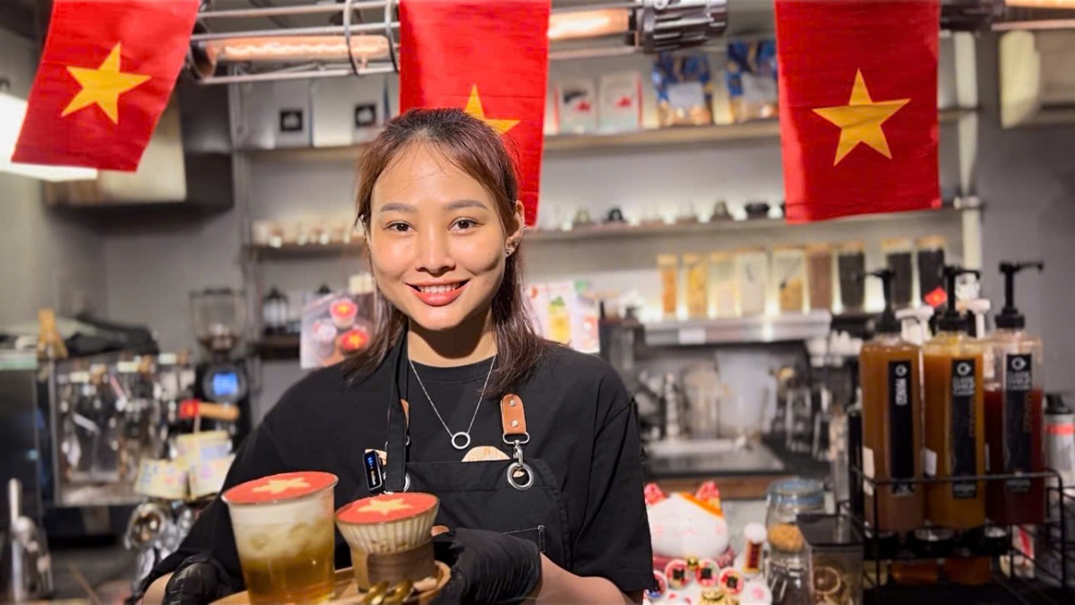 Giới trẻ Hà Nội thi nhau 'săn lùng' đồ uống in hình cờ Tổ quốc Giới trẻ Hà Nội thi nhau 'săn lùng' đồ uống in hình cờ Tổ quốc