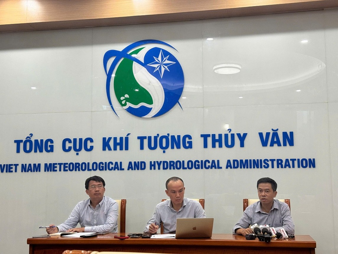 Ông Hưởng GĐ TTKTTV, ông Nguyễn phúc lâm (ở giữa), Ông hiền t3