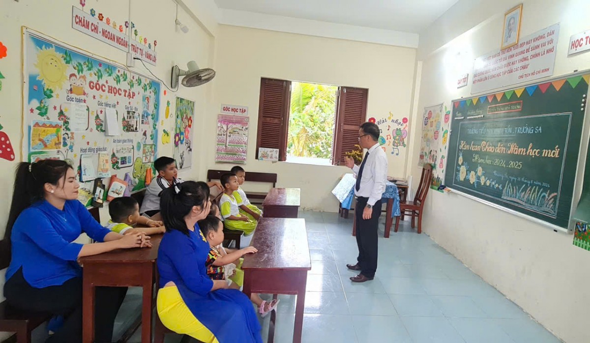 Rộn ràng khai giảng năm học mới ở Trường Sa Rộn ràng khai giảng năm học mới ở Trường Sa