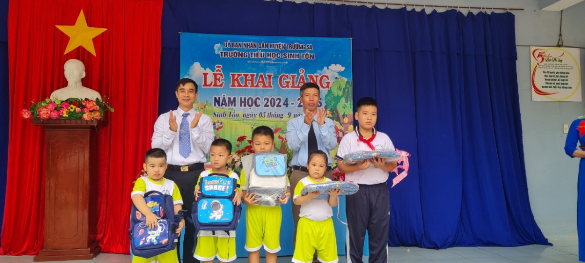 Rộn ràng khai giảng năm học mới ở Trường Sa Rộn ràng khai giảng năm học mới ở Trường Sa