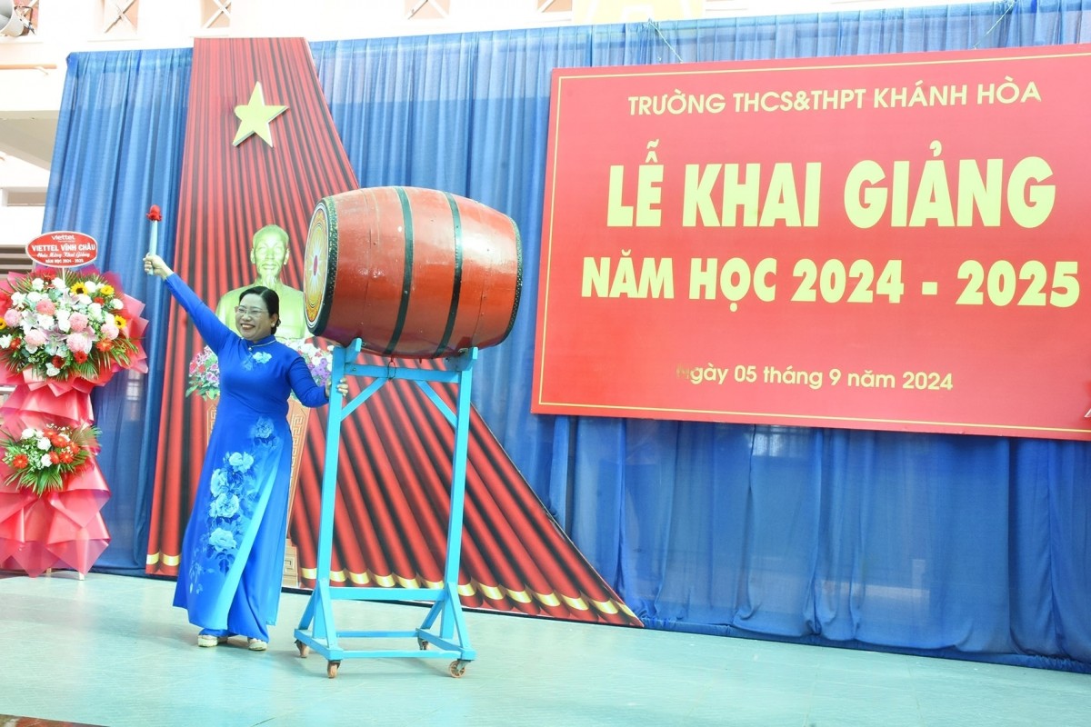 ồng chí Hồ Thị Cẩm Đào - Phó Bí thư Thường trực Tỉnh ủy, Chủ tịch HĐND tỉnh Sóc Trăng đánh trống khai giảng năm học mới tại trường ồng chí Hồ Thị Cẩm Đào - Phó Bí thư Thường trực Tỉnh ủy, Chủ tịch HĐND tỉnh Sóc Trăng đánh trống khai giảng năm học mới tại trường