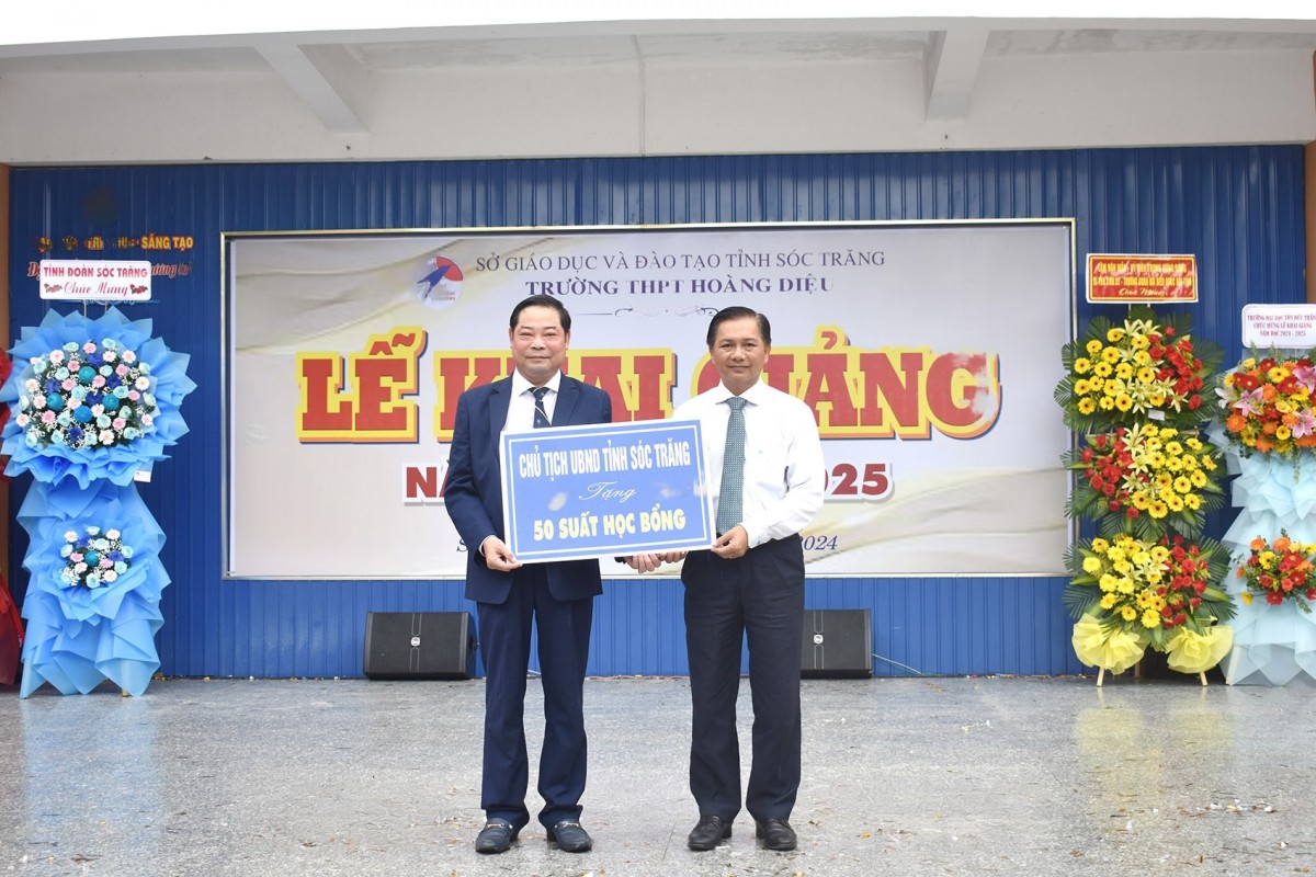 Chủ tịch UBND tỉnh Sóc Trăng Trần Văn Lâu trao bảng tượng trưng học bổng cho học sinh Trường THPT Hoàng Diệu. Ảnh STO Chủ tịch UBND tỉnh Sóc Trăng Trần Văn Lâu trao bảng tượng trưng học bổng cho học sinh Trường THPT Hoàng Diệu. Ảnh STO