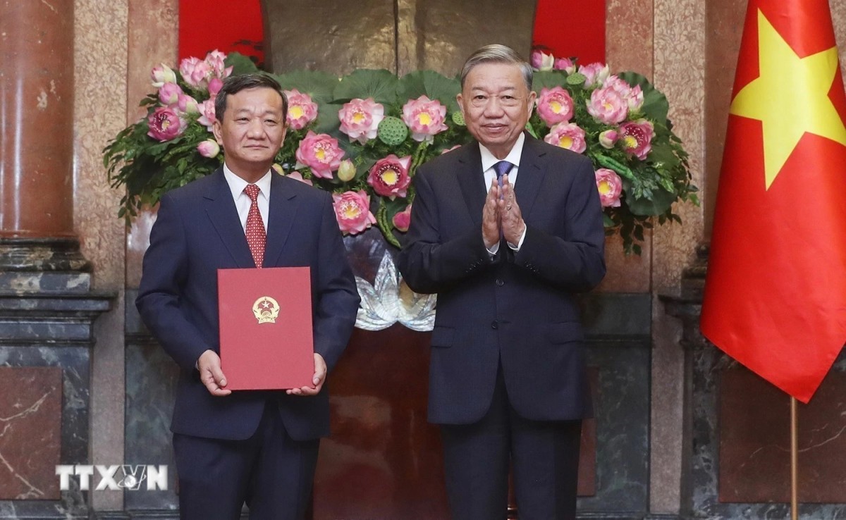 Tổng Bí thư, Chủ tịch nước Tô Lâm trao Quyết định bổ nhiệm Đại sứ Việt Nam tại nước ngoài cho ông Nguyễn Minh Tâm, Phó Trưởng Ban Đối ngoại Trung ương. (Ảnh: Lâm Khánh/TTXVN) Tổng Bí thư, Chủ tịch nước Tô Lâm trao Quyết định bổ nhiệm Đại sứ Việt Nam tại nước ngoài cho ông Nguyễn Minh Tâm, Phó Trưởng Ban Đối ngoại Trung ương. (Ảnh: Lâm Khánh/TTXVN)