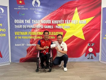 Vận động viên Lê Văn Công nhận thưởng nóng sau khi giành huy chương tại Paralympic 2024
