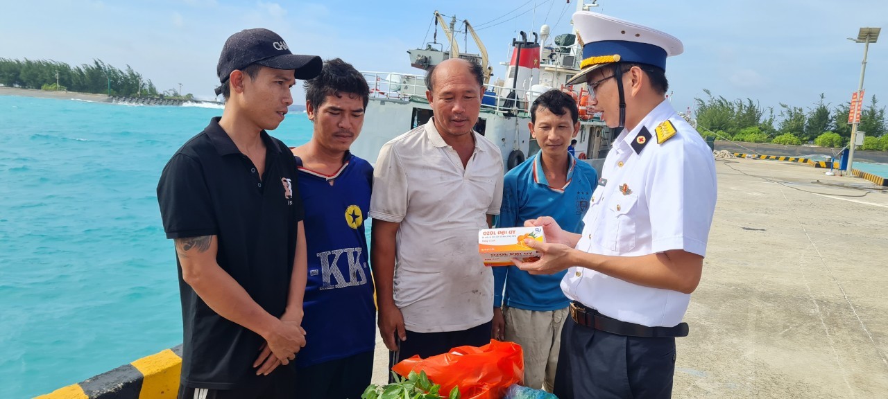 Đảo Sinh Tồn tặng quà cho ngư dân vào tránh trú bão YAGI Đảo Sinh Tồn tặng quà cho ngư dân vào tránh trú bão YAGI
