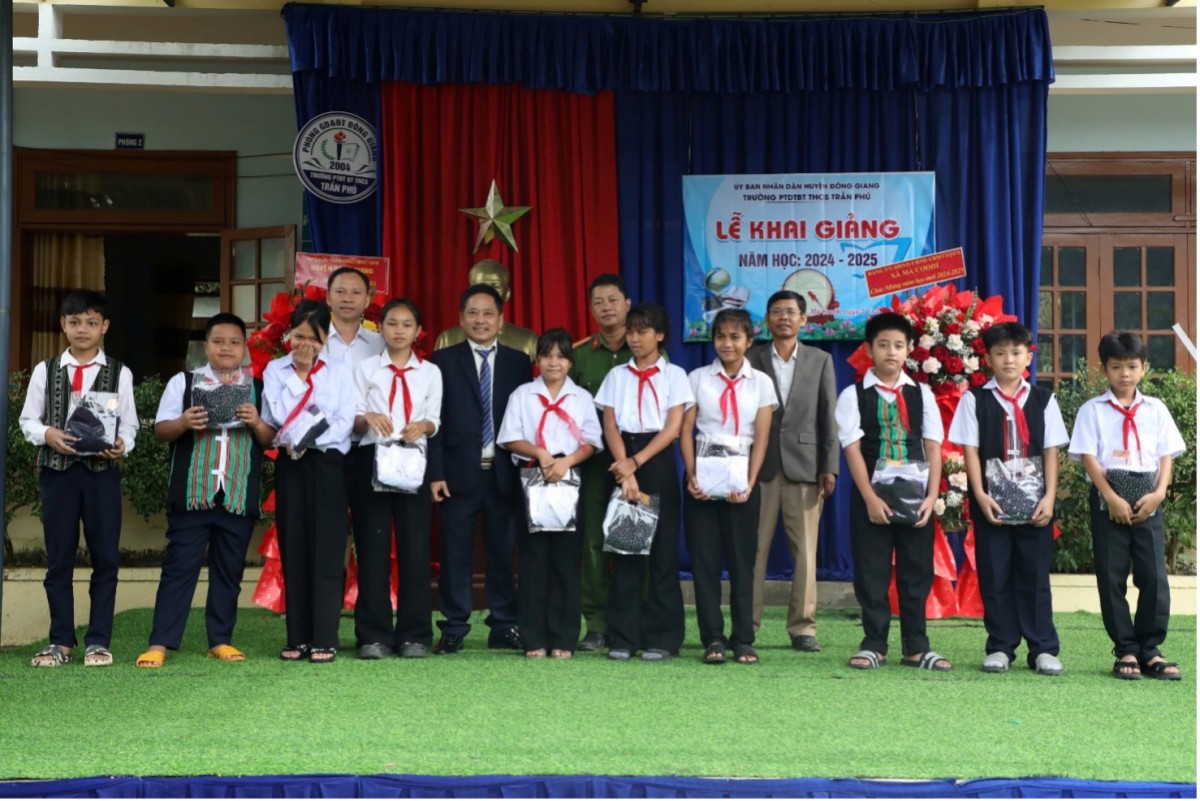Ông Phan Sỹ Tuấn - Hiệu trưởng Trường THCS bán trú Trần Phú, xã Mà Cooih (thứ 6 từ trái qua) và ông Lê Văn Lãm - Phó phòng HCLĐ AVC (thứ 4 từ trái qua) trao áo quần đồng phục cho các em tại Lễ khai giảng Ông Phan Sỹ Tuấn - Hiệu trưởng Trường THCS bán trú Trần Phú, xã Mà Cooih (thứ 6 từ trái qua) và ông Lê Văn Lãm - Phó phòng HCLĐ AVC (thứ 4 từ trái qua) trao áo quần đồng phục cho các em tại Lễ khai giảng