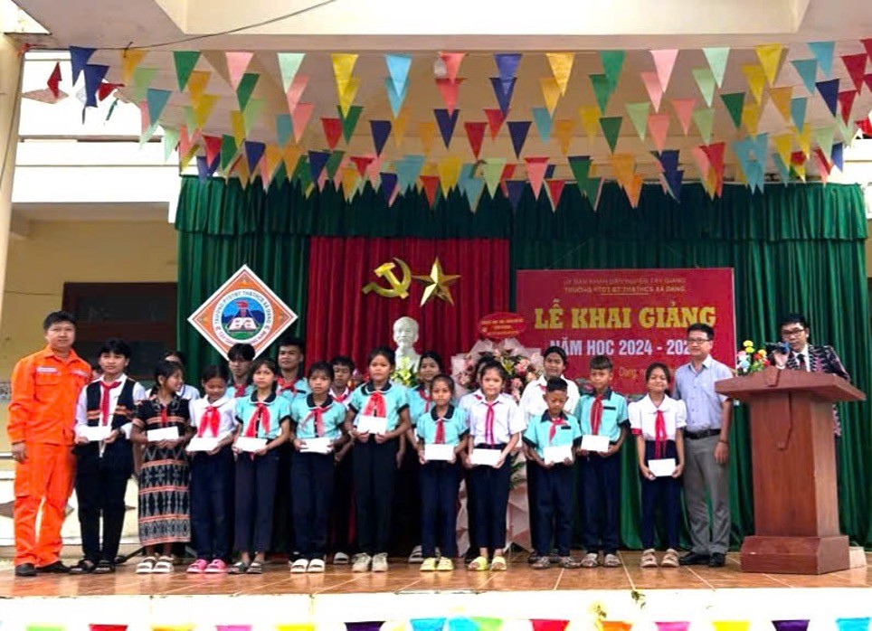 Ông Nguyễn Chí Hậu – Quản đốc Phân xưởng Vận hành (thứ 2 từ phải qua) và ông Nguyễn Minh Phong – Phó Quản đốc Phân xưởng Vận hành (ngoài cùng bên trái) trao học bổng cho các em học sinh Trường PTDTBT Tiểu học và THCS xã Dang tại lễ khai giảng Ông Nguyễn Chí Hậu – Quản đốc Phân xưởng Vận hành (thứ 2 từ phải qua) và ông Nguyễn Minh Phong – Phó Quản đốc Phân xưởng Vận hành (ngoài cùng bên trái) trao học bổng cho các em học sinh Trường PTDTBT Tiểu học và THCS xã Dang tại lễ khai giảng