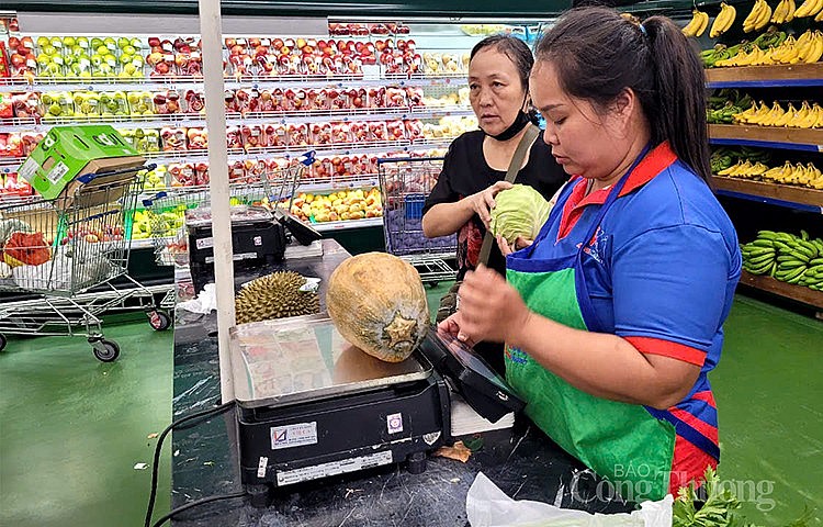 Khách hàng mua thực phẩm tại MM Mega Maket (Ảnh: Nguyễn Hạnh)