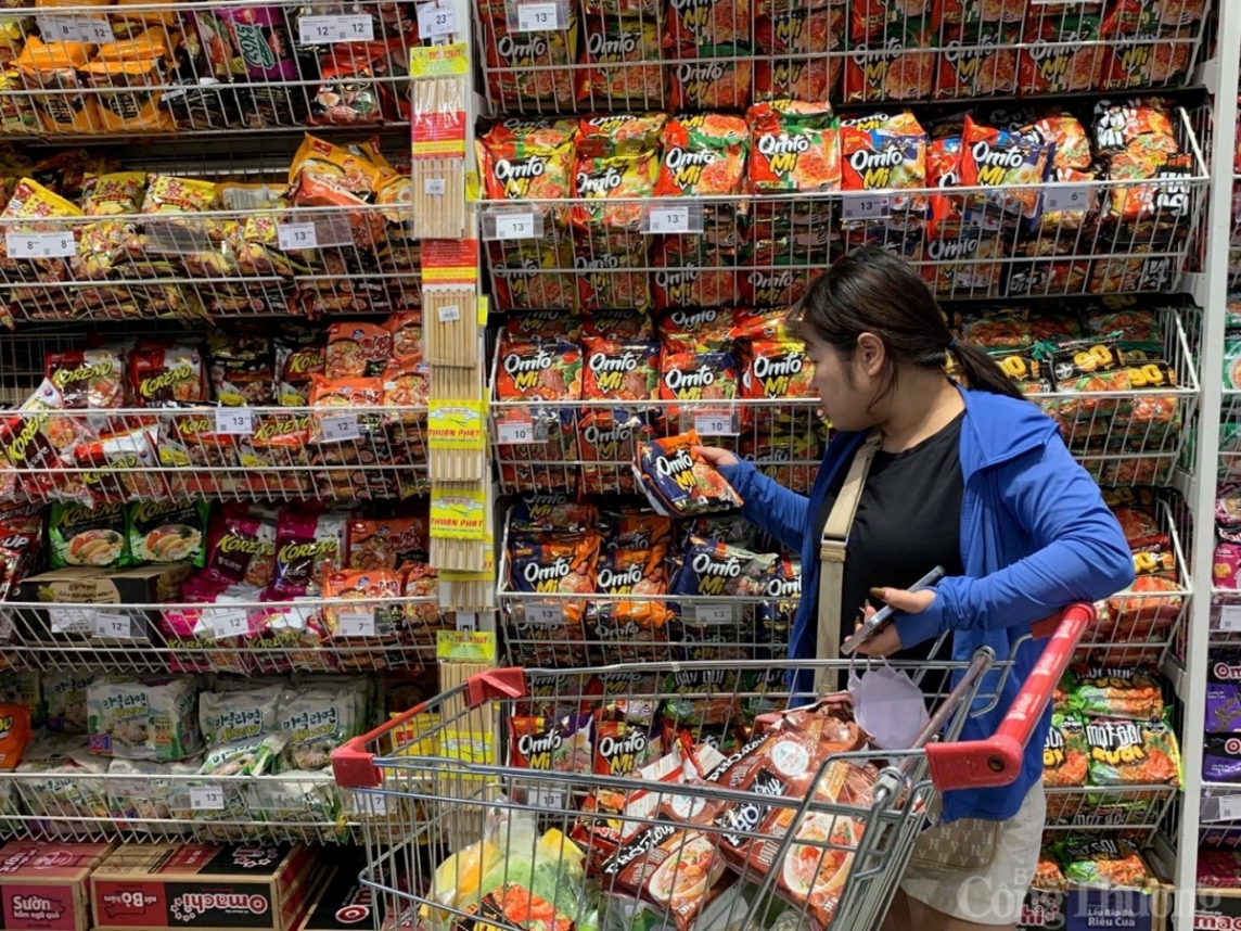 Hà Nội: Người dân đổ xô mua sắm, tích trữ đồ trước khi siêu bão Yagi đổ bộ