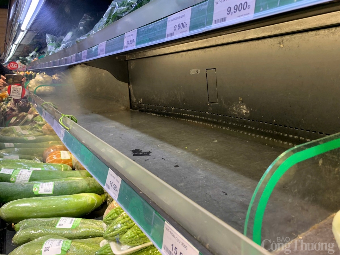 Hà Nội: Người dân đổ xô mua sắm, tích trữ đồ trước khi siêu bão Yagi đổ bộ