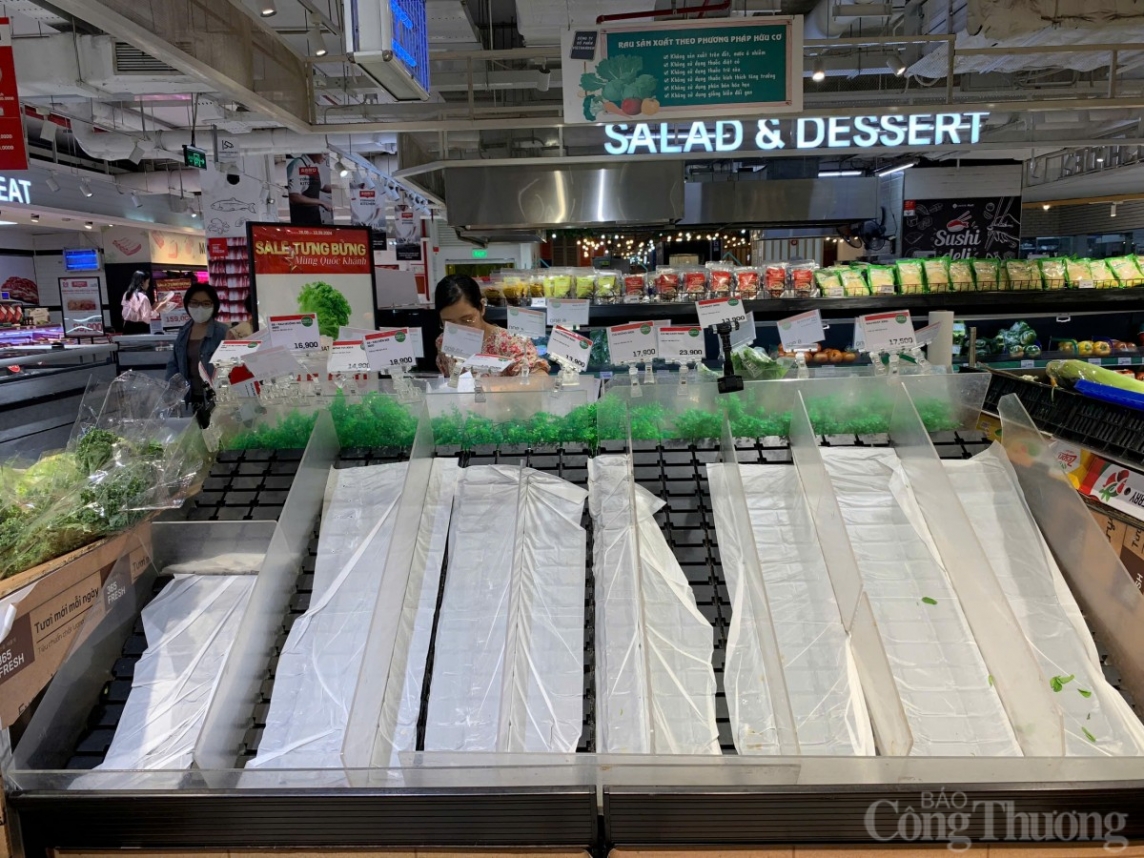 Hà Nội: Người dân đổ xô mua sắm, tích trữ đồ trước khi siêu bão Yagi đổ bộ