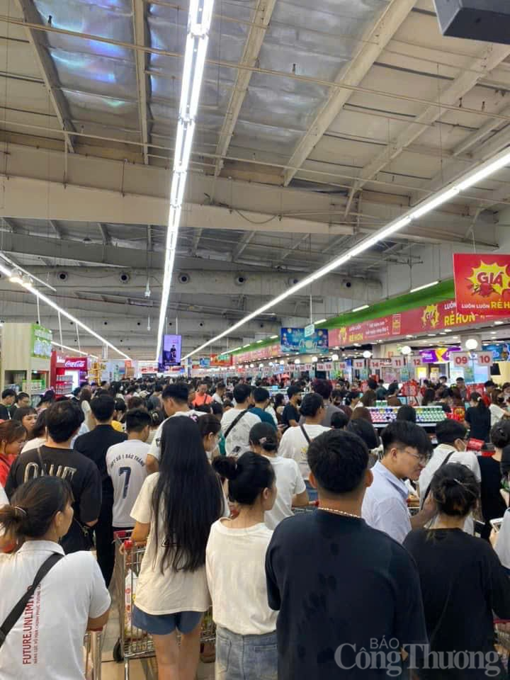 Hà Nội: Người dân đổ xô mua sắm, tích trữ đồ trước khi siêu bão Yagi đổ bộ