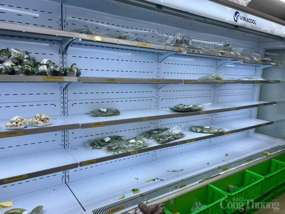 Hà Nội: Người dân đổ xô mua sắm, tích trữ đồ trước khi siêu bão Yagi đổ bộ