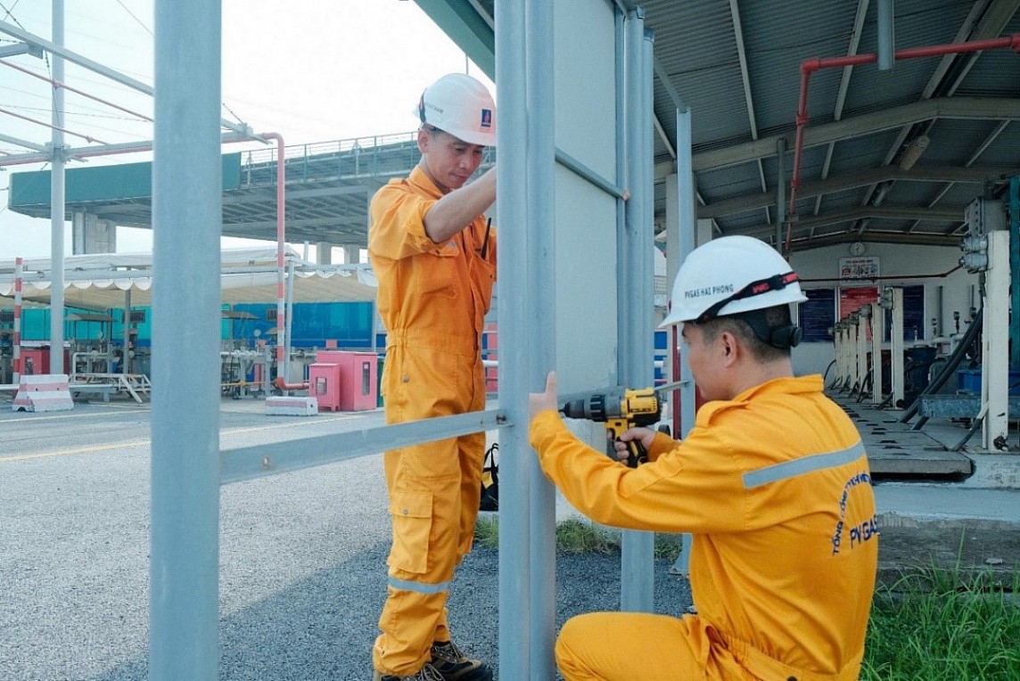 Kiểm tra, gia cố công trình trước khi bão tới Kiểm tra, gia cố công trình trước khi bão tới