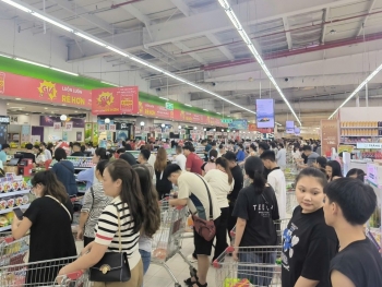 Hà Nội: Người dân ồ ạt tích trữ cho siêu bão, rau xanh, thịt lợn 'bay sạch' chỉ trong một buổi trưa