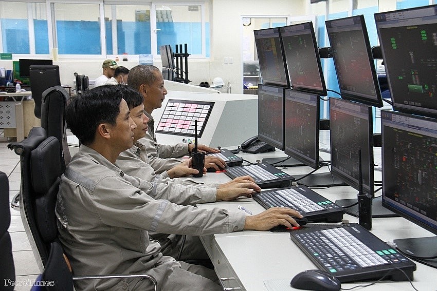 Nhờ bàn tay, khối óc của đội ngũ quản lý, vận hành và bảo dưỡng sửa chữa mà Nhà máy luôn đảm bảo sản xuất an toàn, ổn định, liên tục và hiệu quả suốt 2 thập niên qua Nhờ bàn tay, khối óc của đội ngũ quản lý, vận hành và bảo dưỡng sửa chữa mà Nhà máy luôn đảm bảo sản xuất an toàn, ổn định, liên tục và hiệu quả suốt 2 thập niên qua