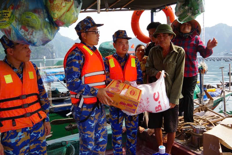 Quảng Ninh: Vùng 1 Hải quân xuyên đêm giúp dân phòng chống bão số 3