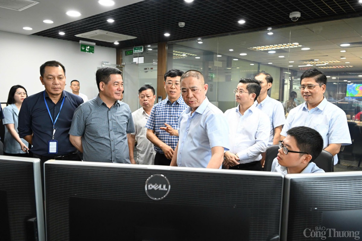 Bộ trưởng Nguyễn Hồng Diên chỉ đạo khẩn công tác ứng phó với bão số 3 Bộ trưởng Nguyễn Hồng Diên chỉ đạo khẩn công tác ứng phó với bão số 3