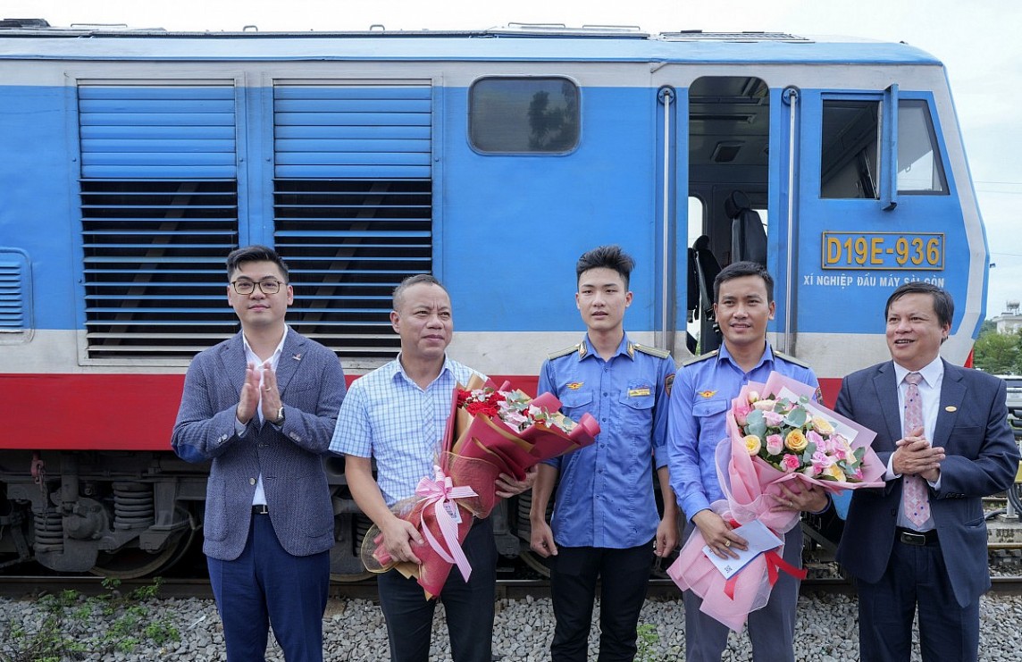 Lãnh đạo PV GAS và VNR tặng hoa cho tổ điều khiển đoàn tàu LNG Lãnh đạo PV GAS và VNR tặng hoa cho tổ điều khiển đoàn tàu LNG