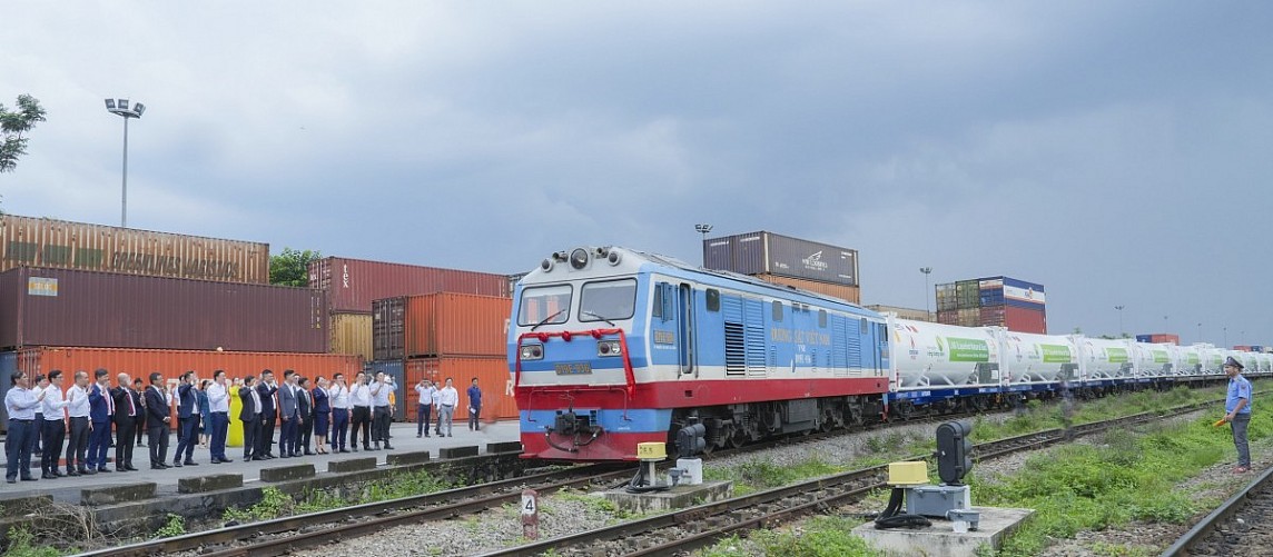 Đoàn tàu LNG đầu tiên xuất phát từ ga Trảng Bom hướng ra miền Bắc Đoàn tàu LNG đầu tiên xuất phát từ ga Trảng Bom hướng ra miền Bắc