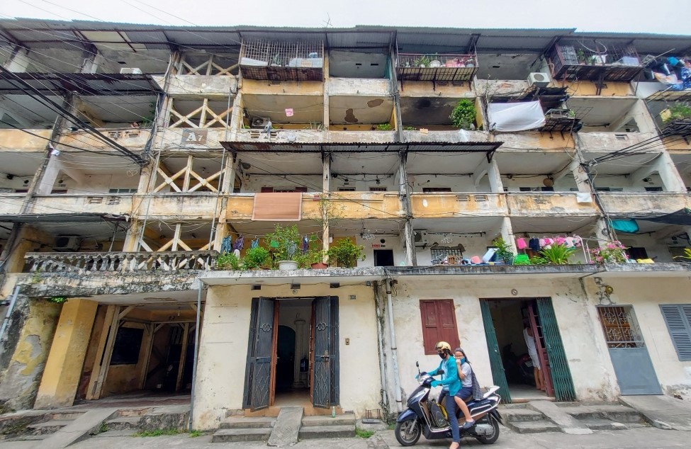 Hơn 100 người dân tại chung cư Tân Mai được chính quyền di dời để tránh bão Yagi (Ảnh: Báo Lao động Thủ đô) Hơn 100 người dân tại chung cư Tân Mai được chính quyền di dời để tránh bão Yagi (Ảnh: Báo Lao động Thủ đô)