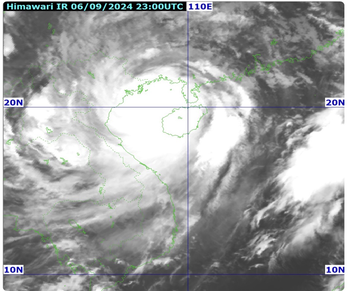 Dự báo trong 3 giờ tới, bão di chuyển theo hướng Tây Tây Bắc, tốc độ khoảng 15-20km/h. Dự báo trong 3 giờ tới, bão di chuyển theo hướng Tây Tây Bắc, tốc độ khoảng 15-20km/h.