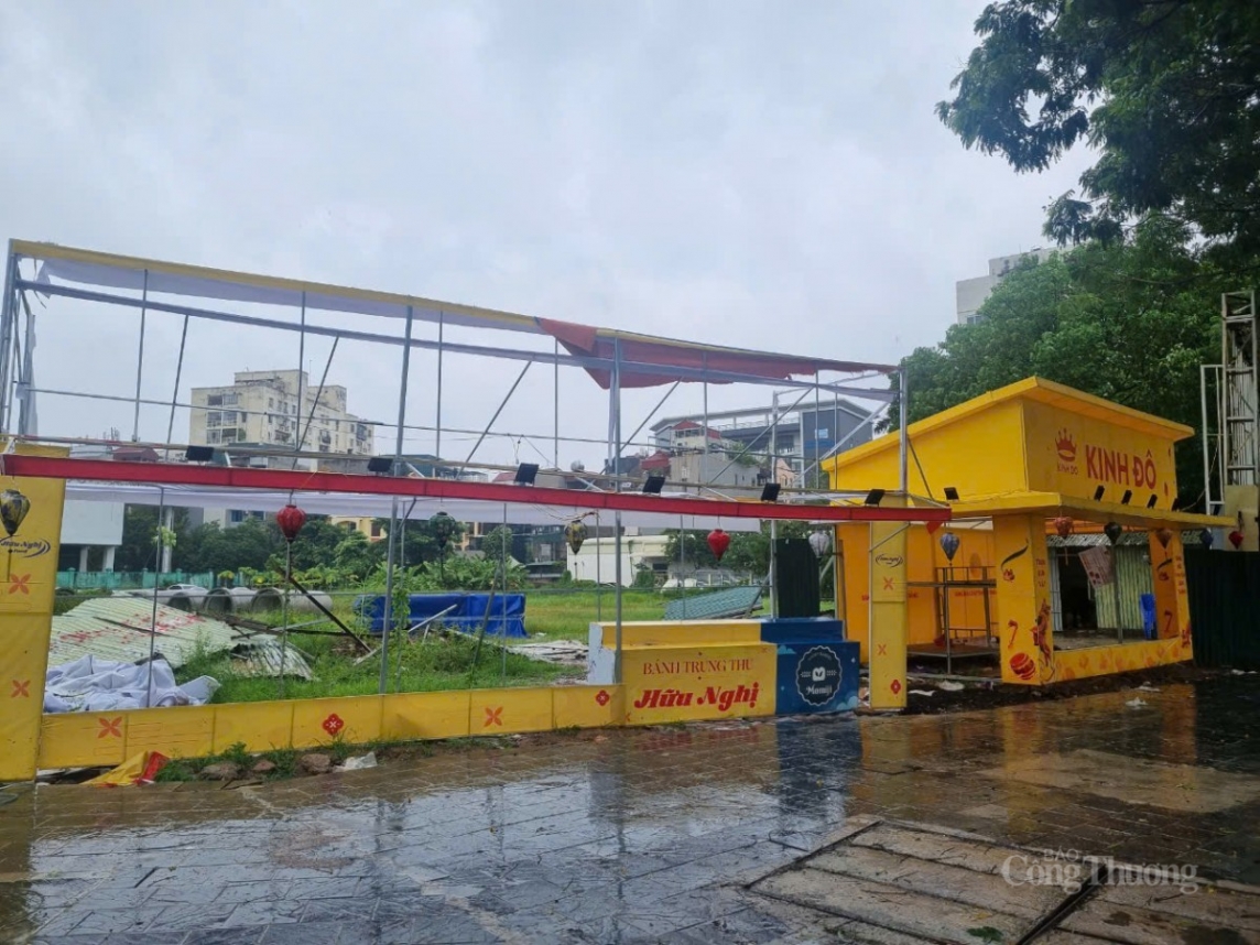 Hà Nội: Cửa hàng bánh trung thu trên hè phố tan hoang do bão số 3 Hà Nội: Cửa hàng bánh trung thu trên hè phố tan hoang do bão số 3