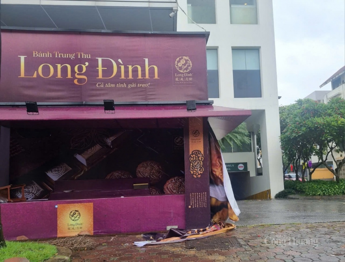Hà Nội: Cửa hàng bánh trung thu trên hè phố tan hoang do bão số 3 Hà Nội: Cửa hàng bánh trung thu trên hè phố tan hoang do bão số 3