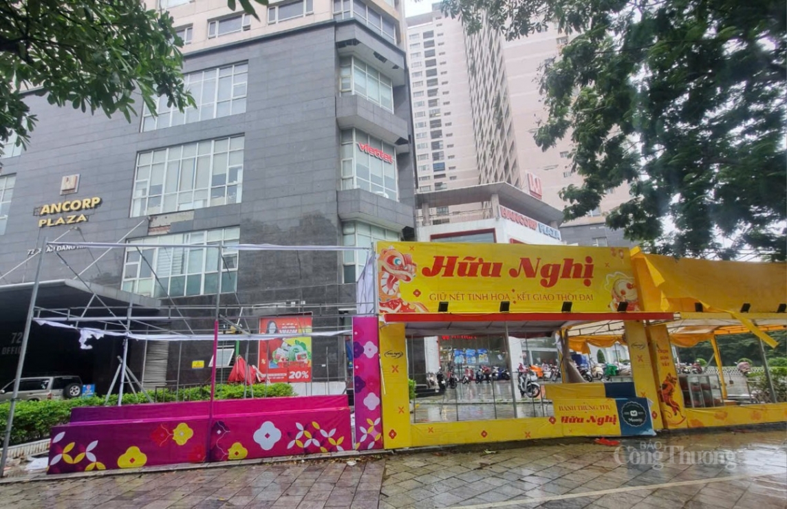 Hà Nội: Cửa hàng bánh trung thu trên hè phố tan hoang do bão số 3 Hà Nội: Cửa hàng bánh trung thu trên hè phố tan hoang do bão số 3