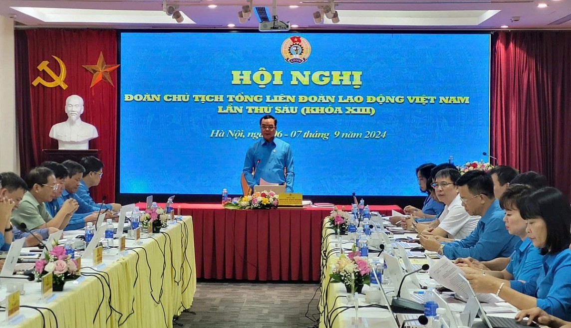 Ủy viên Đoàn Chủ tịch, Chủ tịch LĐLĐ tỉnh Thanh Hóa Võ Mạnh Sơn tham gia thảo luận tại Hội nghị. Ảnh: B.D Ủy viên Đoàn Chủ tịch, Chủ tịch LĐLĐ tỉnh Thanh Hóa Võ Mạnh Sơn tham gia thảo luận tại Hội nghị. Ảnh: B.D