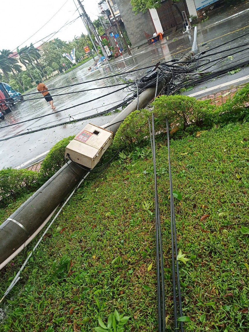 Hình ảnh lưới điện bị tàn phá bởi siêu bão Yagi Hình ảnh lưới điện bị tàn phá bởi siêu bão Yagi