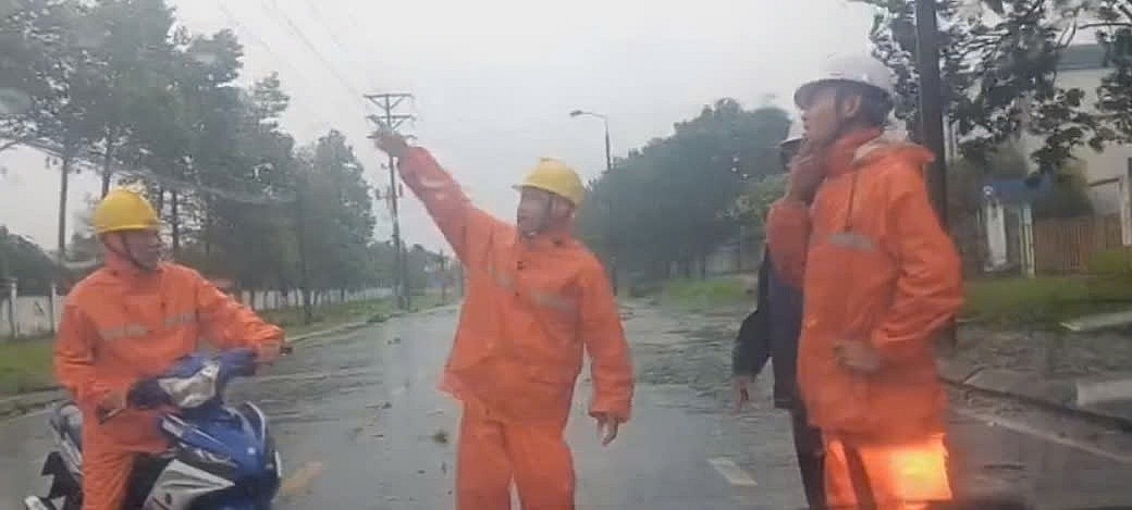 Hình ảnh lưới điện bị tàn phá bởi siêu bão Yagi Hình ảnh lưới điện bị tàn phá bởi siêu bão Yagi