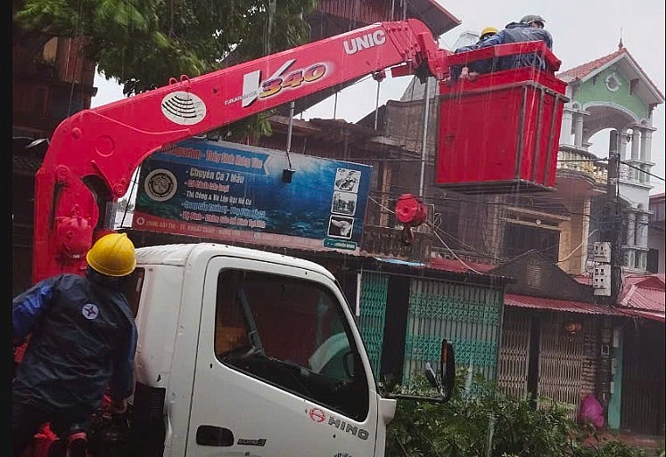 Công nhân điện Hưng Yên đang tích cực xử lý sự cố điện Công nhân điện Hưng Yên đang tích cực xử lý sự cố điện