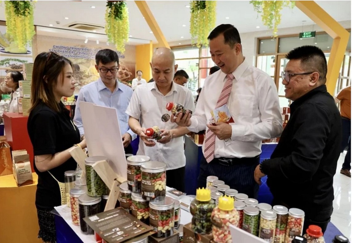 Đại biểu tham quan các gian hàng. (Ảnh: Xuân Anh/TTXVN) Đại biểu tham quan các gian hàng. (Ảnh: Xuân Anh/TTXVN)