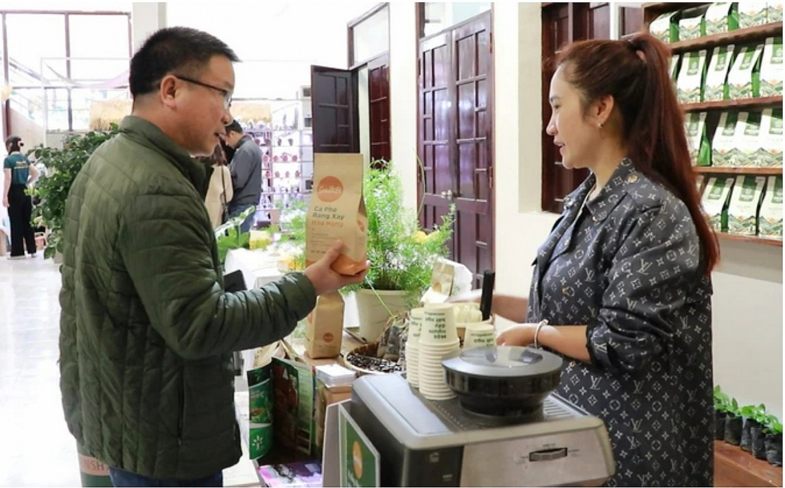 Các gian hàng đặc sản, đồ uống, sản phẩm OCOP tỉnh Lâm Đồng được giới thiệu tại Trung tâm (Ảnh: Đoàn Kiên) Các gian hàng đặc sản, đồ uống, sản phẩm OCOP tỉnh Lâm Đồng được giới thiệu tại Trung tâm (Ảnh: Đoàn Kiên)