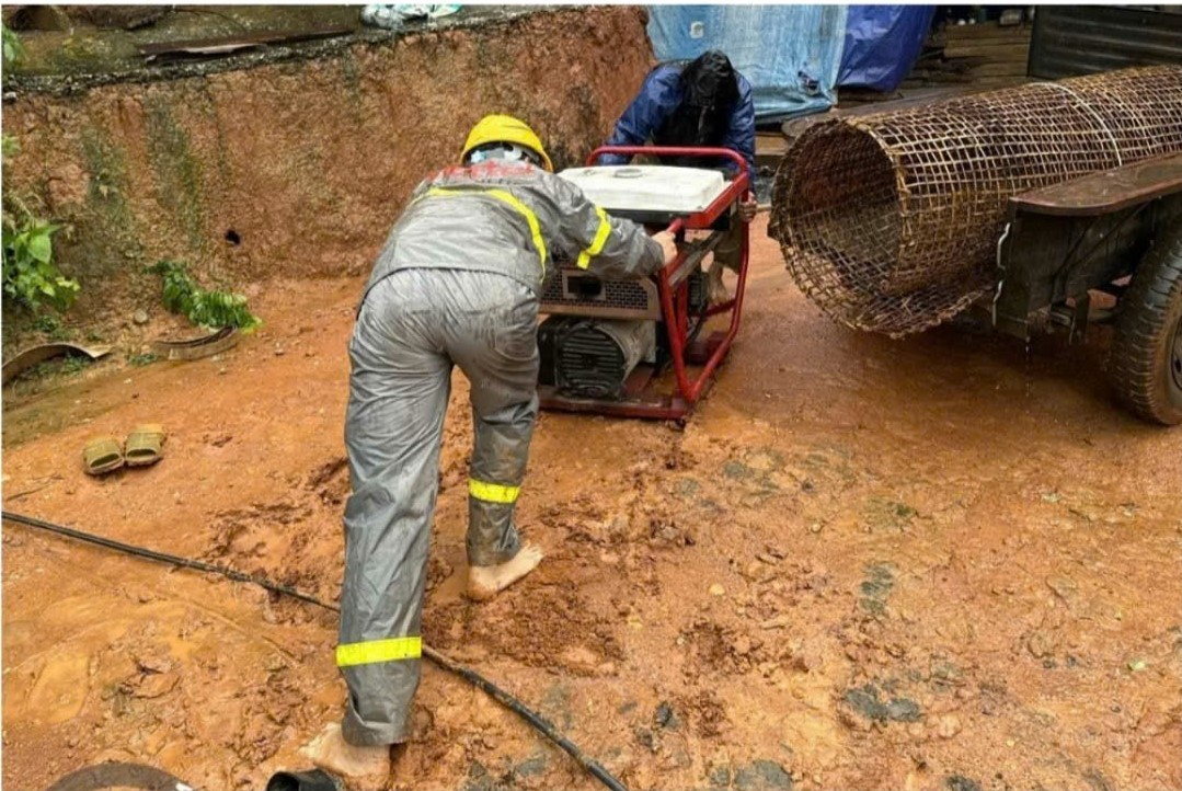 Kỹ thuật viên lội bùn đất để đưa máy phát điện tới một trạm BTS ở Lạng Sơn Kỹ thuật viên lội bùn đất để đưa máy phát điện tới một trạm BTS ở Lạng Sơn