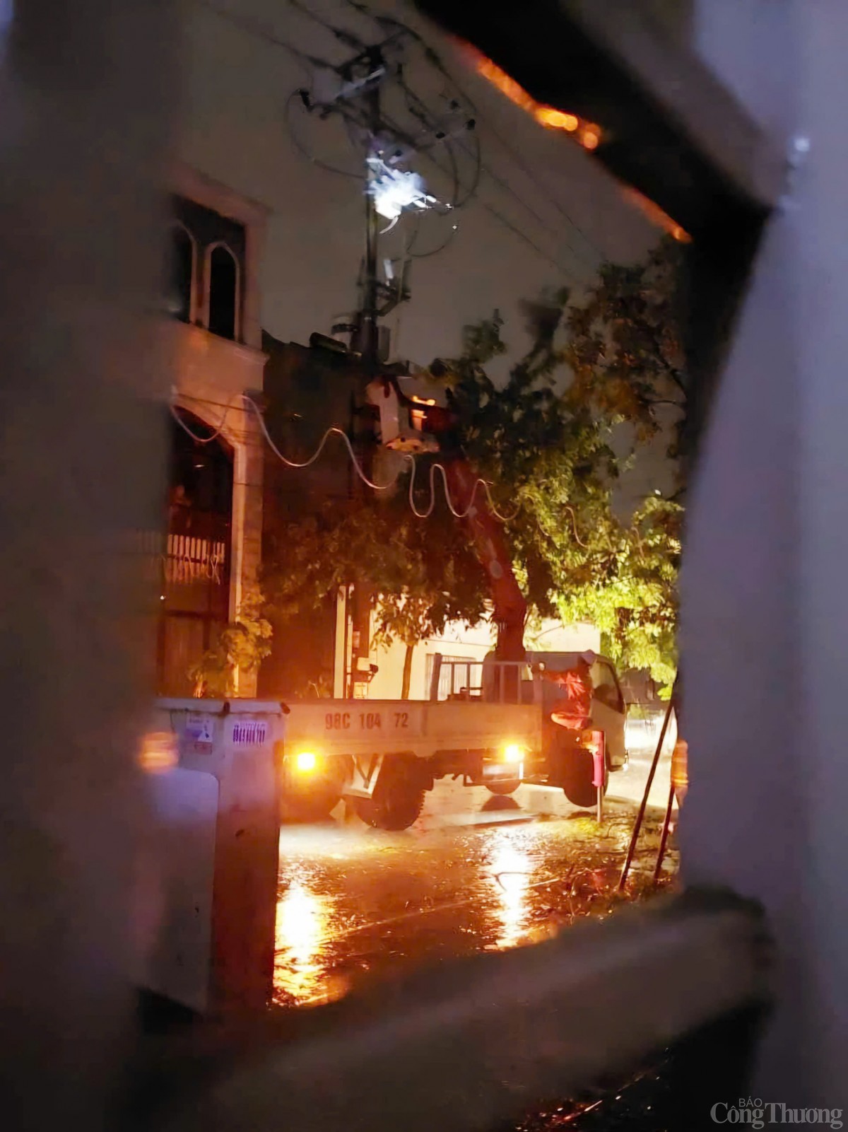 Thợ điện trắng đêm xử lý sự cố do bão số 3 Thợ điện trắng đêm xử lý sự cố do bão số 3