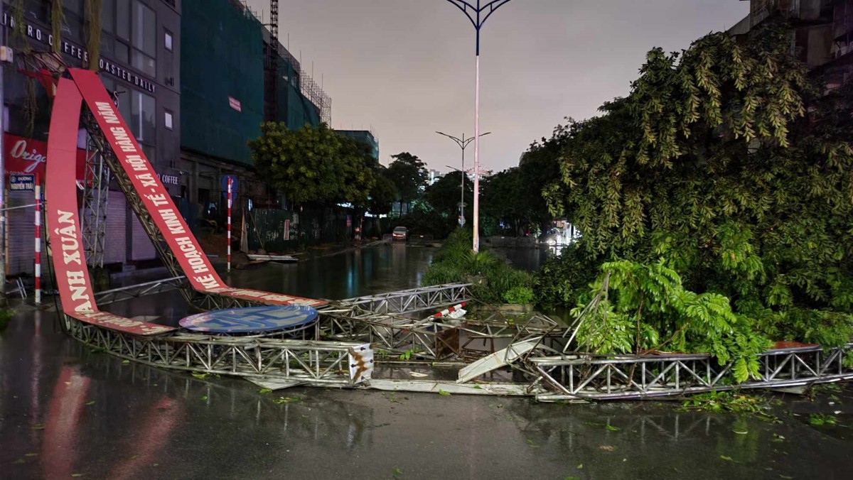 Hà Nội: Gần 3 nghìn cây xanh đổ, có phố cây đổ như ngả rạ Hà Nội: Gần 3 nghìn cây xanh đổ, có phố cây đổ như ngả rạ