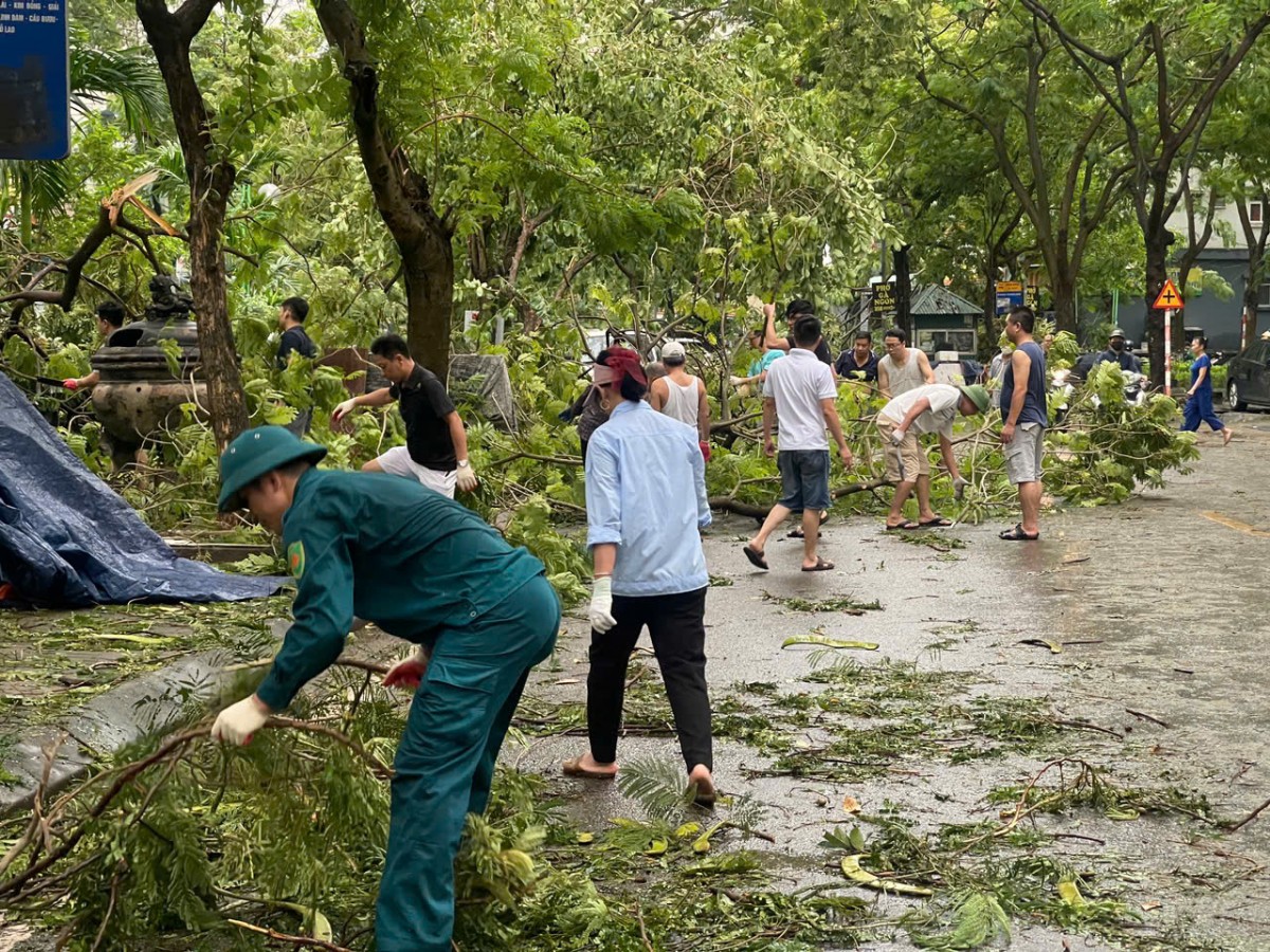 Người dân Hà Nội hỗ trợ lực lượng chức năng khắc phục hậu quả sau bão Yagi