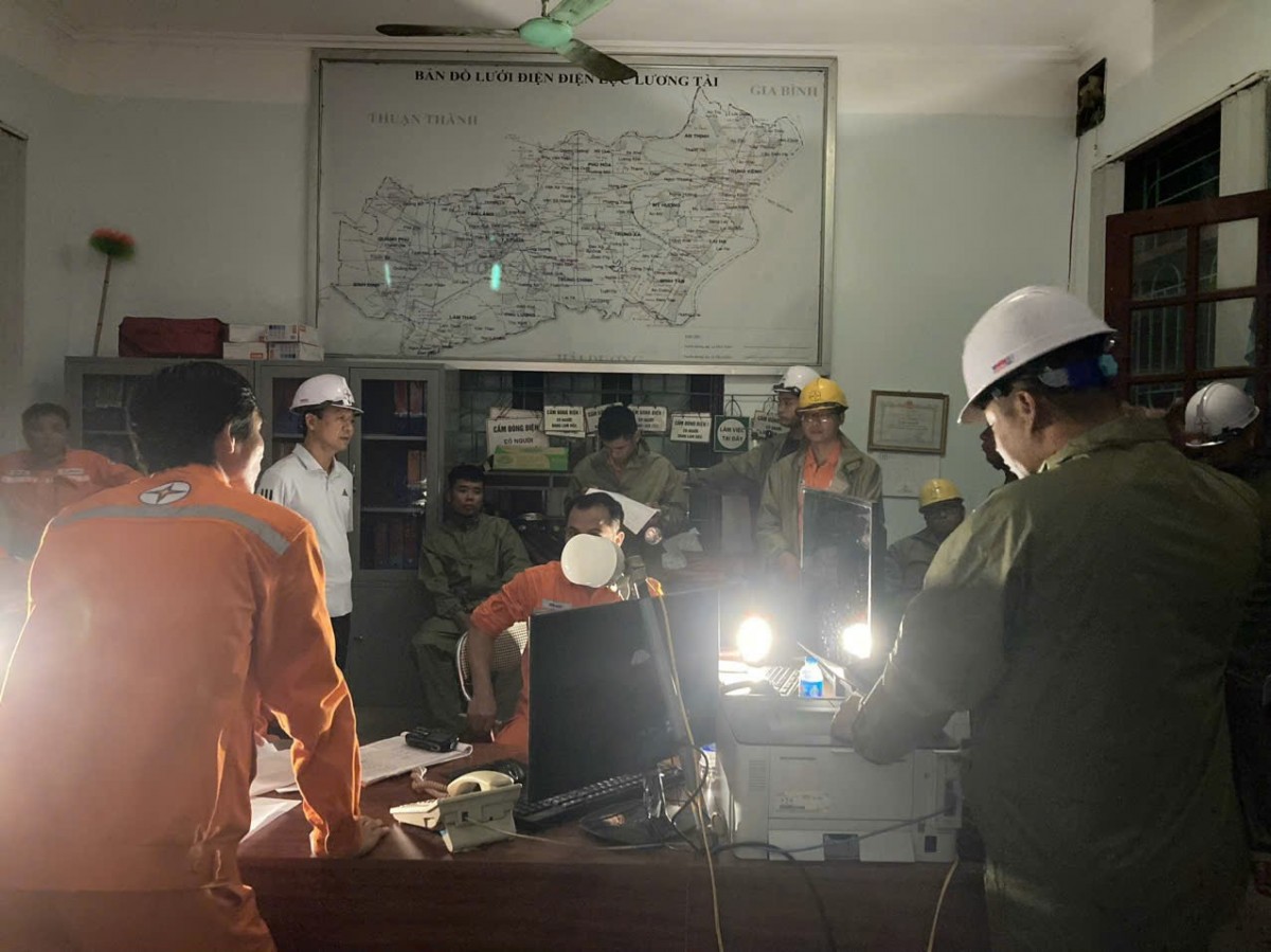 Thợ điện trắng đêm xử lý sự cố do bão số 3 Thợ điện trắng đêm xử lý sự cố do bão số 3