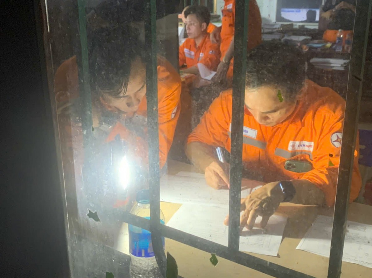 Thợ điện trắng đêm xử lý sự cố do bão số 3 Thợ điện trắng đêm xử lý sự cố do bão số 3