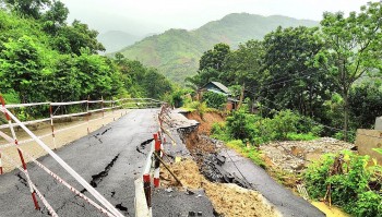 Sạt lở nghiêm trọng Quốc lộ 15C do ảnh hưởng siêu bão Yagi