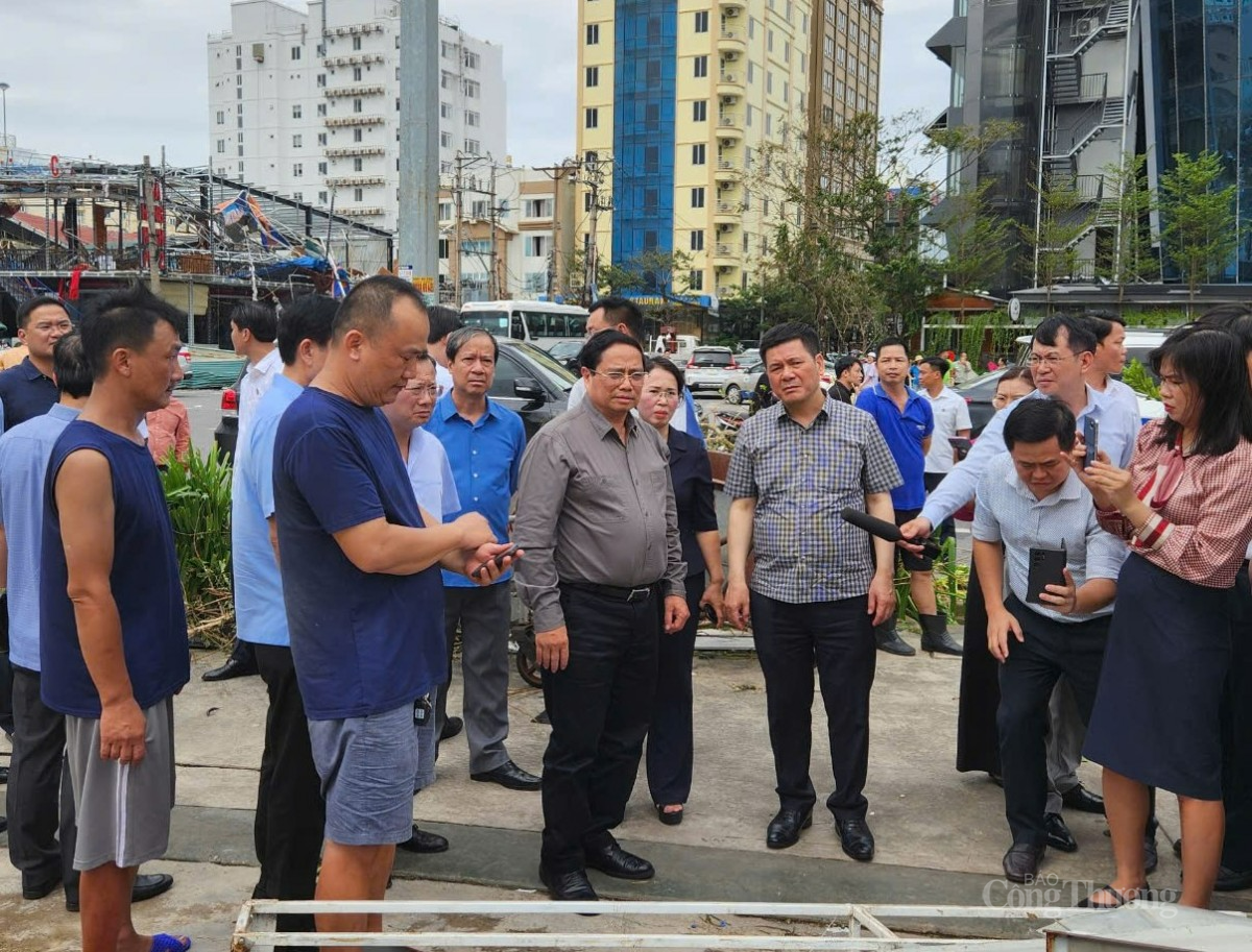 Chùm ảnh: Thủ tướng và Bộ trưởng Bộ Công Thương kiểm tra việc khắc phục hậu quả bão Yogi ở Quảng Ninh
