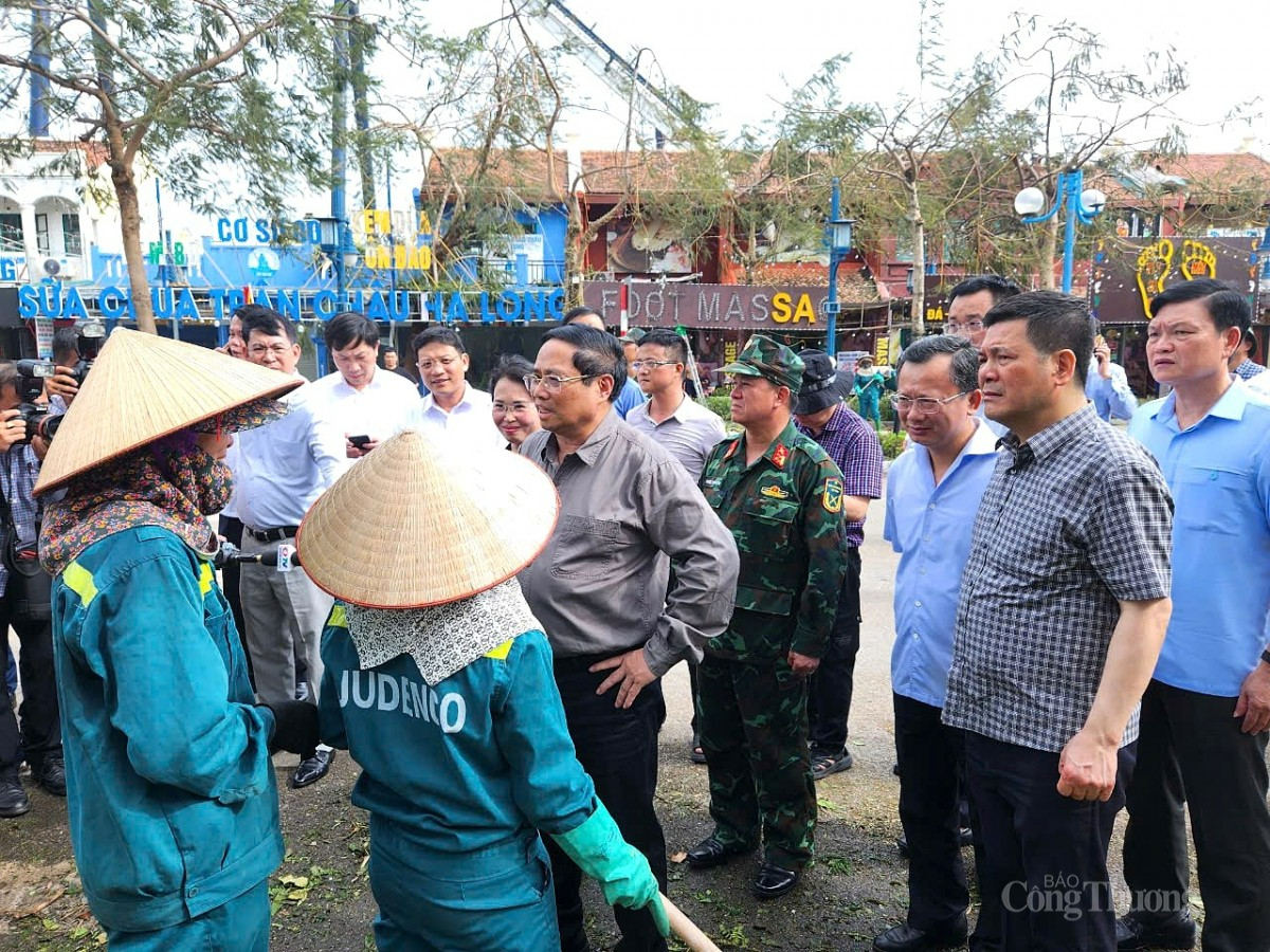 Chùm ảnh: Thủ tướng và Bộ trưởng Bộ Công Thương kiểm tra việc khắc phục hậu quả bão Yogi ở Quảng Ninh