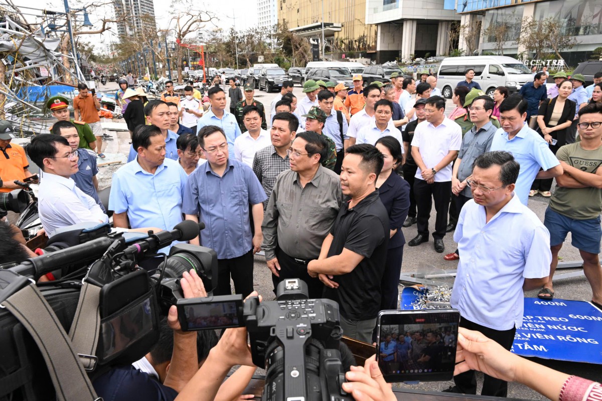 Chùm ảnh: Thủ tướng và Bộ trưởng Bộ Công Thương Nguyễn Hồng Diên làm việc với tỉnh Quảng Ninh