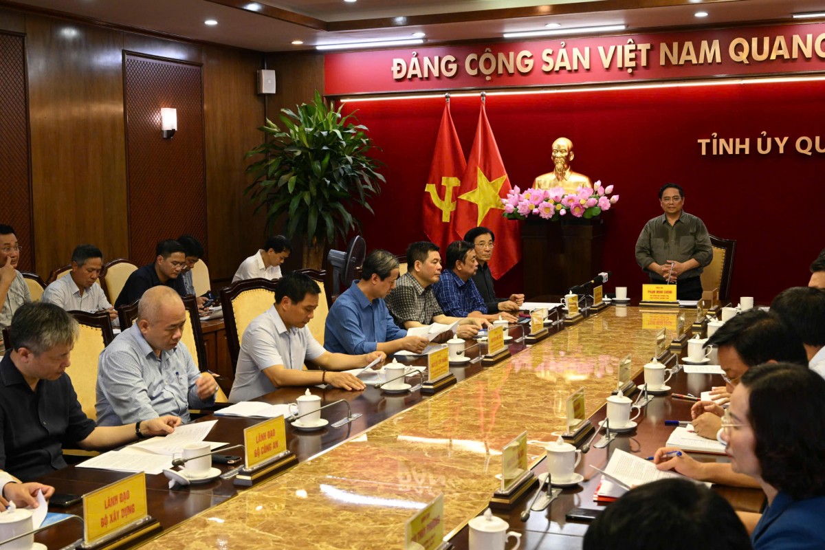 Chùm ảnh: Thủ tướng và Bộ trưởng Bộ Công Thương Nguyễn Hồng Diên làm việc với tỉnh Quảng Ninh