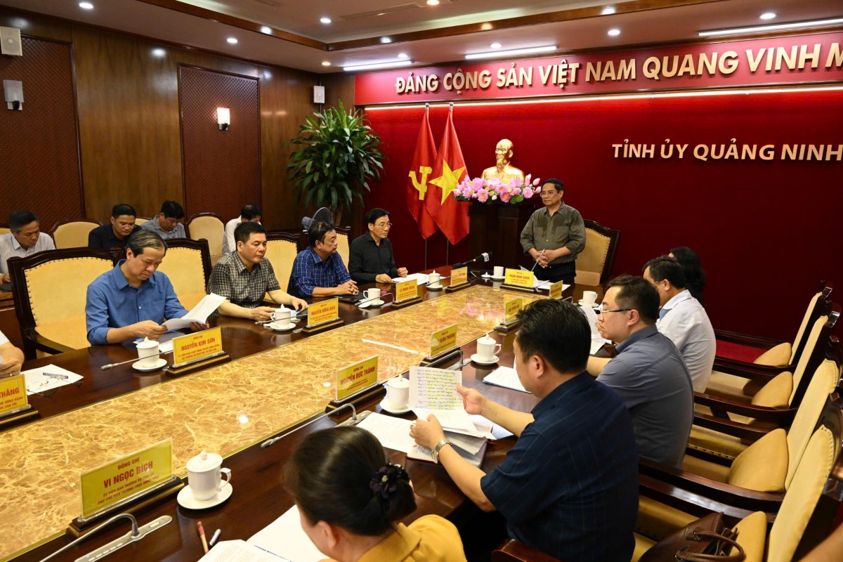 Chùm ảnh: Thủ tướng và Bộ trưởng Bộ Công Thương Nguyễn Hồng Diên làm việc với tỉnh Quảng Ninh